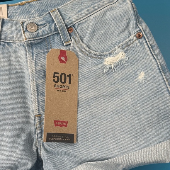 Levi's 501 Original Fit High Rise Women's Shorts in a light wash, Size 24. - Picture 4 of 6